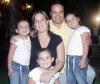 09072006 
Gaby, Jimena, Camila, Valeria, Fátima y Luis González, en pasada convivencia.