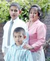 09072006 
Juan Pedro Yáñez Peña, el día de su graduación de primaria acompañado por su mamá, Socorro Peña y su hermano Francisco.