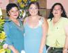 09072006
La novia acompañada por su mamá, Yecinia Yolanda García Reyes y su suegra, Claudia Robles de Zamora.