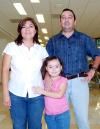 10072006 
Polo Romero, Martha Cervantes y Alberto González viajaron a Cancún, los despidieron Iván Romero y Alberto González Jr.