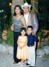 12072006 
Alfredo Espinoza festejó su cumpleaños acompañado por su familia.