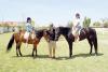 14072006 
Miranda Redondo y Juliana Grajales, en su clase de equitación acompañadas por Bárbra Madero.