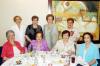 17072006 
juanis Ruiz de Garay junto a familiares y amigas en su fiesta de canastilla