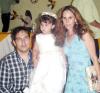 22072006 
Natassa Vázquez Hoyos acompañada por sus papás, Ricardo y Claudia, el día de su fiesta de cumpleaños.