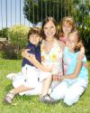 25072006
Brenda Arizpe de Moreno con sus sobrinos Carlos Castro, Paulina González y Ana Elise Von Bertrab.