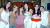 23072006 
Laura Mojica Martínez con un grupo de amigas, en la despedida de soltera que le fue organizada en días pasados.