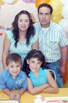 28072006 
Con motivo de su ceumpleaños, Jennifer y Jesús Manuel Ruelas Pérrez fueron festejados con una merienda por sus papás, Norma y Jesús Guillermo.