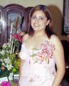 28072006 
 La futura novia Monserrat Flores en compañía de las anfitrionas a su fiesta de despedida