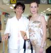 30072006  
Procedente de México llegó Teresa Marroquín y la recibió Cynthia de Pámanes.