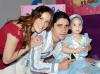 30072006 
Carlota Canedo, en su fiesta de cumpleaños, acompañada por sus papás Érick Canedo y Sofía Torres.