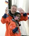 Los siete astronautas del 'Discovery' entraron en el transbordador y ocuparon sus puestos unos 90 minutos antes del lanzamiento.
Los astronautas subieron a la autocaravana que les condujo hasta el 'Discovery' con pequeñas banderas de Estados Unidos.