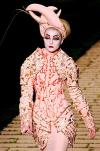 El modisto John Galliano ofreció  uno de los momentos sublimes a la historia de la moda, con un desfile de alta costura Christian Dior para el otoño-invierno 2006-2007 que él mismo cerró, vestido de astronauta recién llegado a/de un planeta desconocido.
