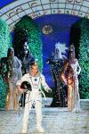 El modisto John Galliano ofreció  uno de los momentos sublimes a la historia de la moda, con un desfile de alta costura Christian Dior para el otoño-invierno 2006-2007 que él mismo cerró, vestido de astronauta recién llegado a/de un planeta desconocido.