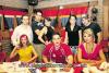 DOBLE FESTEJO
Adriana Fernández, Apolo Flores, el padre José de Jesús García y los niños Vanessa Ianthe, Karissa Nellie y Apolo Flores Fernández.