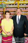 APERTURA DE NEGOCIO FAMILIAR
La familia Castañeda Rojas cortando el listón inaugural.