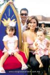 La festejada junto a sus invitados disfrutando del espectáculo infantil.