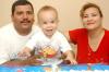 02082006
Rodolfo Alatorre con sus hijos Rodolfo y Santiago, captados en pasado festejo.