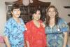 04082006 
Lourdes Vázquez y Gabriela Huerta le organizaron una fiesta de canastilla a Carmen Adali por el próximo nacimiento de su primera nenita