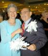 03082006
En pleno baile se captó a don Octavio Olvera y su esposa Esperanza, mientras disfrutaban de la boda de Eduardo Burgos e Ivonne Márquez.