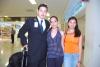 07082006
Alejandro Reyes llegó del DF y fue recibido por Jacqueline Reynoso y Victoria.