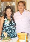 10082006
Por el próximo nacimiento de su bebé, Lucero Torres de Jaik disfrutó de una fiesta de canastilla que le organizó Mariana Duéñez de Batarse, en la que recibió bonitos detalles.