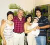 10082006
Emma Gómez Gándara, con su mamá Ana Patricia, sus abuelitos Julián y Paty Gómez y su tío Maurilio.