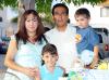06082006 
Norma Pérez de Ruelas junto a su familia el día de su fiesta de canastilla.
