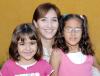 06082006 
Adriana Pámanes de Hernández junto a sus hijas Sara y Cristy.