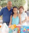06082006 
Jéssica Amani Araujo Lozano en su convivio de cumpleaños, junto a sus papás, Guillermo y Lilia.