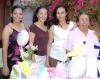 11082006 
Violeta GOnzález de Salazar disfrutó de una fiesta de regalos que le organizaron su mamá y sus hermanas