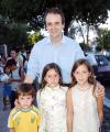 13082006 
Eric Lahille con sus hijas Claudia, Alicia y Diego.