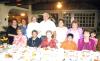 15082006
Pbro. Alejandro Terrones, con miembros de su comunidad festejando el Día del Parroco.