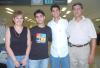 18082006 
Ricardo Quiroz y Carlos Gamboa viajaron a Cancún y los despidieron Cecy de la Peña y Martha Sánchez.