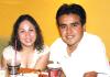 22082006
Alejandro Aguilar Ramos fue gratamente sorprendido en su cumpleaños, lo acompaña su novia Wendy.