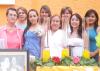 22082006
Leticia Flores Rodríguez junto a sus amigos, en su fiesta de cumpleaños.