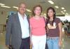 21082006
Desde España llegó Jorge Urtiaga, lo recibieron Jesús y Soledad Ulloa y María Carrillo.
