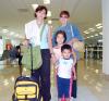 23082006 
Lupita Pérez viajó con destino a Cancún, la despidió su familia.