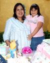 26082006 
Adriana Karina Ramírez de Navarro junto a la pequeña Andrea Estrada en la fiesta de regalos que le ofrecieron en días pasados