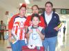 27082006
Procedente del DF llegó a Torreón Manuel Navarro, lo recibió la familia Navarro.