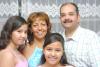 27082006
Gerardo Galindo y Marcela de Galindo, con sus hijas Marcela y Daniela Galindo, en pasado festejo social.