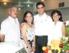 27082006
Iñaky Orozco Rosales acompañado de sus papás, Gerardo Orozco Bobadilla y Anylú Rosales de Orozco, en el festejo que le ofrecieron por su primer cumpleaños.