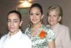 27082006
Ana Laura Bravo Salinas junto a las anfitrionas de su despedida de soltera, Dora Salinas de Bravo y Josefina M. de Fontecilla.