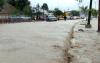 Un conductor intenta pasar por una calle inundada al desbordarse el Río Bravo, a consecuencia de las lluvias de los últimos días que han provocado las peores inundaciones en los últimos 50 años en Ciudad Juárez