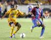 El tanto terminó por animar al Barcelona, que continuó buscando, siempre a través de las botas de Ronaldinho, un nuevo tanto. Sin embargo, cuando mejor estaba jugando el equipo español llegó el empate de las Chivas. Un buen pase de Bautista permitió a Diego Martínez rematar de cabeza al fondo de las mallas en el minuto 83.