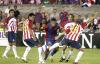 El tanto terminó por animar al Barcelona, que continuó buscando, siempre a través de las botas de Ronaldinho, un nuevo tanto. Sin embargo, cuando mejor estaba jugando el equipo español llegó el empate de las Chivas. Un buen pase de Bautista permitió a Diego Martínez rematar de cabeza al fondo de las mallas en el minuto 83.