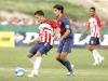 En los primeros minutos de partido ninguno de los dos equipos logró hacerse con el control del esférico, aunque fueron las Chivas el primer conjunto que dispuso de una ocasión clara de gol cuando en el minuto seis Omar Bravo remató un balón de cabeza que Valdés logró despejar