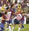En los primeros minutos de partido ninguno de los dos equipos logró hacerse con el control del esférico, aunque fueron las Chivas el primer conjunto que dispuso de una ocasión clara de gol cuando en el minuto seis Omar Bravo remató un balón de cabeza que Valdés logró despejar