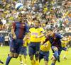 El Barcelona, que salió en la primera parte con un equipo de suplentes vio como el paraguayo Nelson Cuevas se convertía en su verdugo al marcar tres goles antes de irse al descanso para un parcial de 3-1 favorable al equipo del América.
