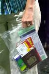 Un portavoz de ese aeropuerto informó de que el personal aeroportuario entrega bolsas de plástico a la gente para que pueda llevar sus artículos más necesarios, como pasaportes y billeteras.