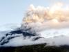 Orellana, de guardia en la central de seguimiento del Tungurahua en Guadalupe, a 13 kilómetros del cráter, vio como parte de sus equipos eran destruidos por el coloso en erupción, pero aún así, continuó su labor.